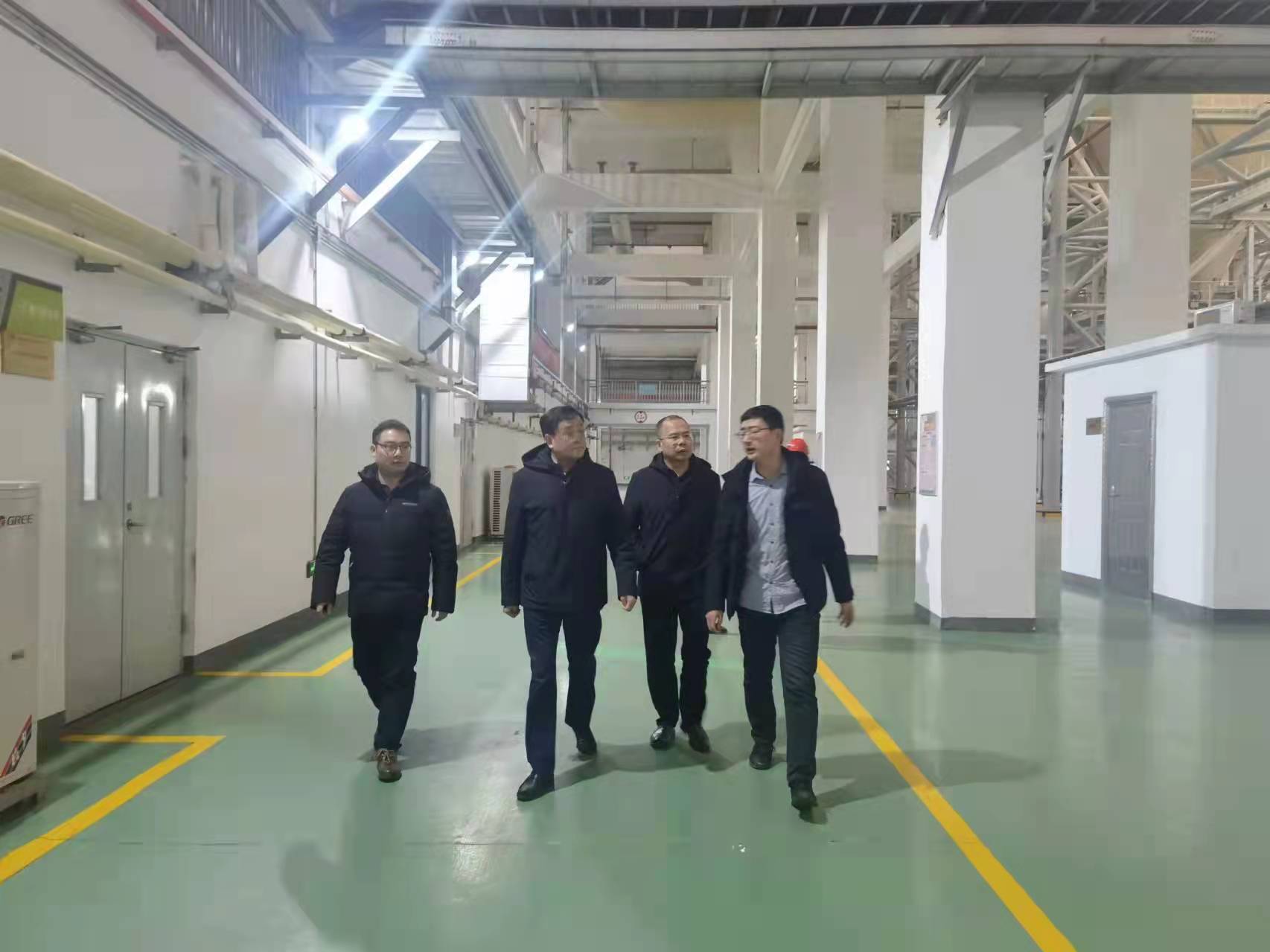 Đoàn lãnh đạo Tập đoàn do Gui Zijun dẫn đầu đến thăm và tặng quà nhân viên bảo trì dự án phát điện từ rác thải Hắc Mi Phong