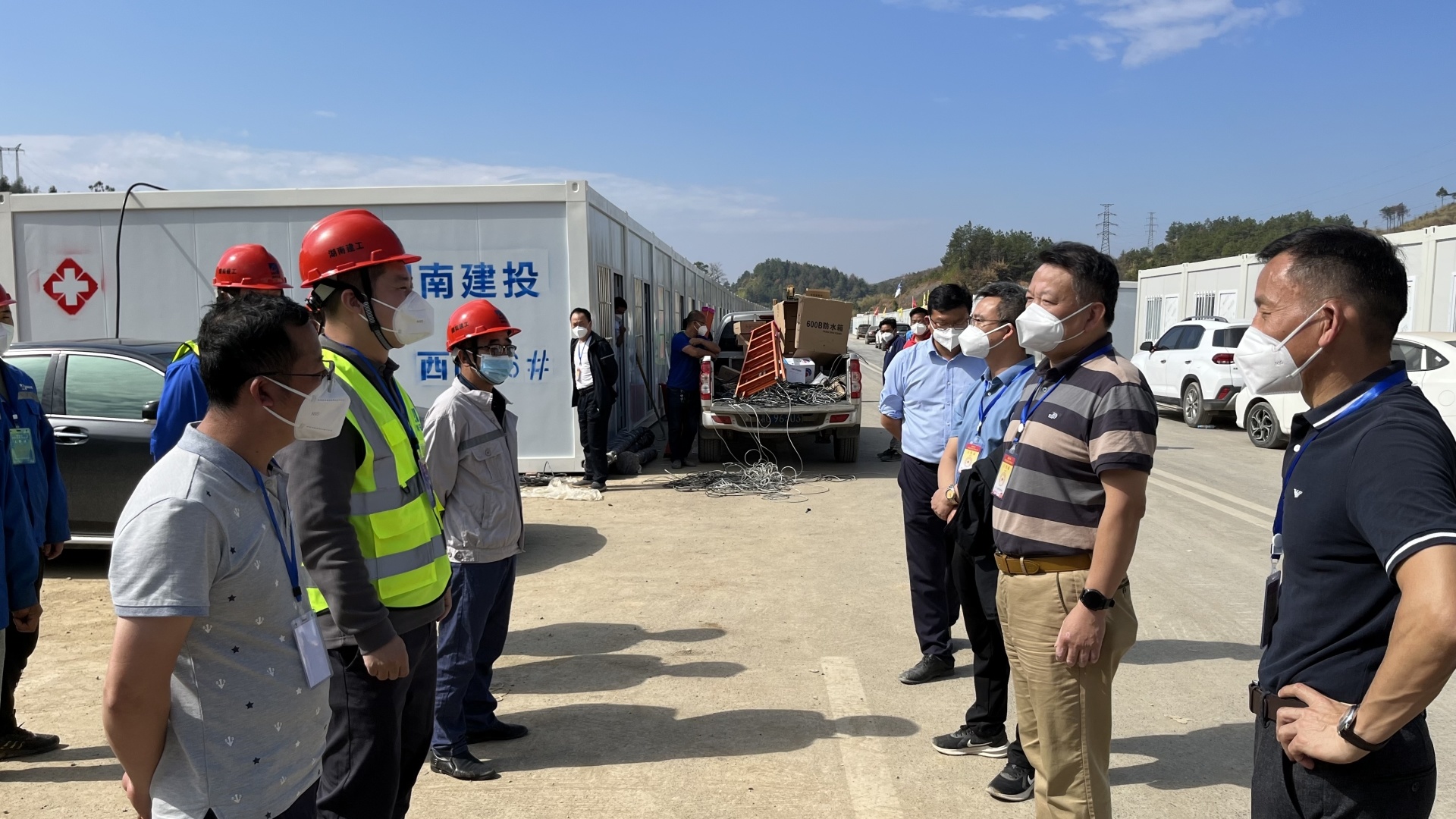 Phó tổng giám đốc Tập đoàn Chen Hao đến thăm và chúc tết đội ngũ hỗ trợ bệnh viện dã chiến