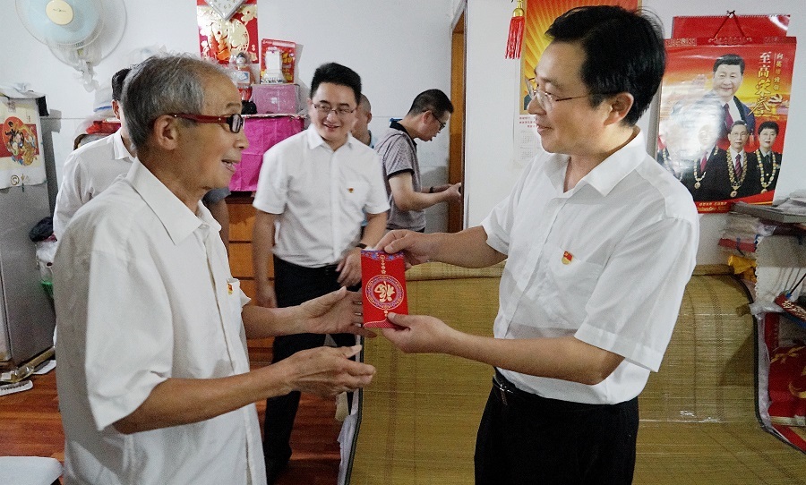 Bí thư Đảng ủy kiêm Chủ tịch Tập đoàn Cai Dianwei đến thăm và chúc tết các đảng viên cao tuổi trong công ty